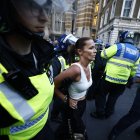 Agentes de policía detienen a un manifestante durante la manifestación "Basta ya" en Whitehall, Londres.