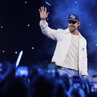 El actor Ryan Gosling saluda al público durante una convención de fans de Star Wars