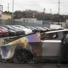 Un auto Tesla vandalizado en Seattle