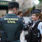 Un guardia civil de espaldas