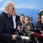 Biden atiende a un grupo de periodistas