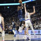 Anthony Edwards, la figura del partido, anotando ante Austin Reaves