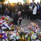El líder liberal Mark Carney se toma un momento después de encender una vela en un acto conmemorativo por la tragedia de la fiesta del barrio de Lapu Lapu Day en Vancouver, Columbia Británica, el domingo 27 de abril de 2025. La conmoción y el dolor se apoderaron de la comunidad filipina de Canadá el domingo, mientras sus miembros luchaban por superar el atentado perpetrado el sábado en un festival cultural callejero en Vancouver, en el que murieron 11 personas y decenas resultaron heridas.