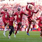 Los jugadores del Liverpool, celebrando el título