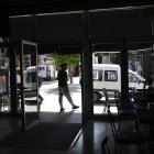 Un bar a oscuras en Vigo, España