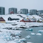 Edificios de apartamentos y casas aparecen en Nuuk, Groenlandia, el 24 de marzo de 2025. El primer ministro de Groenlandia, Mute Egede, acusó a Washington de interferir en sus asuntos políticos con la visita de una delegación estadounidense al territorio danés codiciado por el presidente de Estados Unidos, Donald Trump. La Casa Blanca anunció el 23 de marzo de 2025 que Usha Vance, la esposa del vicepresidente estadounidense, JD Vance, visitará Groenlandia con su hijo y una delegación estadounidense, que según Egede incluirá al asesor de Seguridad Nacional, Mike Waltz.