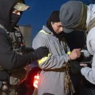 Agentes del Servicio de Inmigración y Control de Aduanas de Estados Unidos arrestan a un inmigrante ilegal, el lunes 27 de enero de 2025, en Silver Spring.