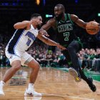 Jaylen Brown de los Celtics y Cory Joseph de los Magic