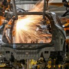 Robots sueldan chasis de coches eléctricos en una fábrica de Zeekr en la isla de Meishan en Ningbo, en la provincia oriental china de Zhejiang, el 18 de abril de 2025.