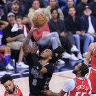 Stephon Castle #5 de los San Antonio Spurs intenta un tiro de dos puntos mientras Derrick Jones Jr. #55 y Ben Simmons #25 de Los Angeles Clippers defienden durante su partido de temporada regular de la NBA el martes 8 de abril de 2025 en el Intuit Dome en Inglewood, California. Los Clippers derrotan a los Spurs por 122-117.