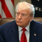 El presidente de EEUU, Donald Trump, observa durante una reunión del gabinete