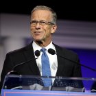 Thune en la Republican Jewish Coalition de 2023/ Gage Skidmore