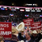 Letreros de Latinos for Trump en la RNC/ Voice of America