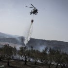 Un helicóptero israelí extingue un incendio