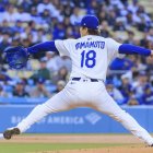 El lanzador inicial, Yoshinobu Yamamoto #18 de los Dodgers de Los Ángeles durante su partido de la temporada regular de la MLB contra los Piratas de Pittsburgh el viernes 25 de abril de 2025 en el Dodger Stadium de Los Ángeles, California.