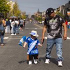 A boy wears a T-shit with the Guatemala flag as he walks down a street during the annual New Jersey Hispanic parade in West New York, New Jersey on October 3,2021. (Photo by KENA BETANCUR / AFP)
Un niño lleva una camiseta con la bandera de Guatemala mientras camina por una calle durante el desfile anual hispano de Nueva Jersey en West New York, Nueva Jersey, el 3 de octubre de 2021.
