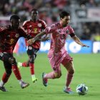 Messi ataca durante la goleada a los Red Bulls