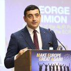 Simion dando un discurso en Grecia