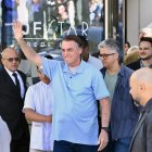 El expresidente de Brasil Jair Bolsonaro saluda a sus seguidores a la salida de la clínica DF Star en Brasilia