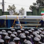 Militares iraníes exhiben un misil en Irán