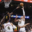 El alero de los Denver Nuggets Aaron Gordon (32) lanza a canasta