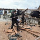 Agentes de policía trabajan tras el ataque con explosivos a una comisaría