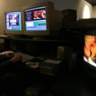 Un técnico edita una película pornográfica en el estudio Vivid Entertainment (Archivo)
