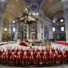 Cardenales asisten a la V Misa Novendali en memoria del Papa Francisco en la Basílica de San Pedro, Ciudad del Vaticano, 30 de abril de 2025.