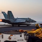 Un caza F/A-18 Super Hornet en el USS Harry S. Truman