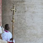Papa León XIV ofrece por primera vez la bendición en su presentación.