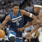 8 de mayo de 2025; Minneapolis, Minnesota, EE.UU.; El escolta de los Minnesota Timberwolves Anthony Edwards (5) regatea el balón ante el alero de los Golden State Warriors Jimmy Butler III (10) en la primera parte del segundo partido de la segunda ronda de los Playoffs de la NBA 2025 en el Target Center.