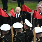 El presidente ruso Vladimir Putin y líderes extranjeros, entre ellos el presidente chino Xi Jinping, asisten a una ceremonia para depositar flores en la Tumba del Soldado Desconocido junto al muro del Kremlin, en el centro de Moscú, el 9 de mayo de 2025. Rusia celebra el 80º aniversario de la victoria de la Unión Soviética sobre la Alemania nazi en la Segunda Guerra Mundial.