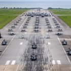 Aviones de la Fuerza Aérea y de la Marina de los Estados Unidos, junto con baterías de misiles Patriot del Ejército de los Estados Unidos, se alinean en la pista para un paseo de elefantes durante un ejercicio rutinario de preparación operativa en la Base Aérea de Kadena, Japón, 6 de mayo de 2025.