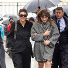 Maggie Gyllenhaal y Ramona Sarsgaard llegan al desfile de Dior durante la Semana de la Moda de París Womenswear Primavera/Verano 2023 en París, Francia.