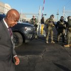 El alcalde de Newark, Ras Baraka pasa junto a agentes del ICE