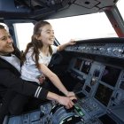 La piloto Debbie Thomas y su hija Harriet Thomas durante una campaña del Día de la Madre