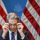 El Secretario del Tesoro de EE.UU., Scott Bessent, gesticula durante una rueda de prensa en Ginebra el 12 de mayo de 2025, para dar detalles de "avances sustanciales" tras una reunión a puerta cerrada de dos días entre altos funcionarios de EE.UU. y China destinada a poner fin a una devastadora guerra arancelaria.