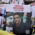 Un cartel con el rostro del rehén israelí-estadounidense Edan Alexande