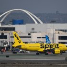 Un avión Airbus A320 de Spirit Airlines pasa junto a un avión de JetBlue Airways en el Aeropuerto Internacional de Los Ángeles.