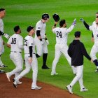 Los jugadores de los Yankees celebran el triunfo