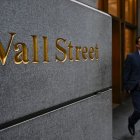 Una persona camina cerca de la Bolsa de Valores de Nueva York