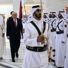 El emir de Qatar, jeque Tamim bin Hamad al-Thani (izq.), y el presidente estadounidense, Donald Trump, pasan revista a las guardias de honor en Doha el 14 de mayo de 2025. Trump aterrizó en el aeropuerto internacional Hamad de Doha, con las relaciones entre ambos Gobiernos en el punto de mira por la oferta de Qatar a Trump de un avión de lujo de 400 millones de dólares para que sirva como nuevo Air Force One y luego pase a su uso personal.