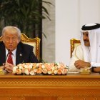 El emir de Catar, jeque Tamim bin Hamad al-Thani (d), escucha un discurso del presidente estadounidense, Donald Trump, durante una ceremonia de firma en el Palacio Real de Doha, el 14 de mayo de 2025.