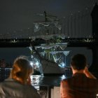 Un buque escuela de la Armada mexicana cerca del puente de Manhattan tras chocar contra el cercano puente de Brooklyn en Nueva York el 17 de mayo de 2025. Un buque escuela de la Armada de México chocó contra el puente de Brooklyn a última hora del sábado, rompiendo sus tres mástiles e iniciando una operación de rescate bajo el emblemático monumento neoyorquino. El Cuauhtémoc, una barcaza construida en 1982, resultó dañada en el "percance", según confirmó la Armada de México en X, dejando 2 muertos y al menos 20 heridos, varios de ellos de gravedad.