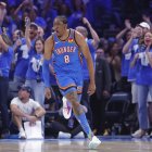 El alero de los Oklahoma City Thunder Jalen Williams (8) celebra tras anotar contra los Denver Nuggets.