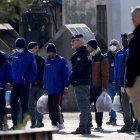 Migrantes interceptados en aguas italianas desembarcan tras la llegada al puerto albanés de Shengjin