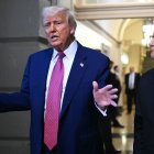 Donald Trump y Mike Johnson tras una reunión con congresistas del GOP en el Capitolio