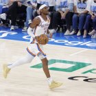 20 de mayo de 2025; Oklahoma City, Oklahoma, EE.UU.; El escolta de los Oklahoma City Thunder Shai Gilgeous-Alexander (2) regatea a los Milwaukee Bucks en el primer cuarto durante el primer partido de la final de la conferencia oeste de los Playoffs de la NBA 2025 en el Paycom Center.