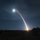 Esta foto de la Fuerza Aérea de EE.UU. muestra un misil balístico intercontinental Minuteman III desarmado mientras se lanza durante una prueba de desarrollo a las 12:33 a.m. hora del Pacífico el 5 de febrero de 2020, en la Base Aérea Vandenberg, California. Estados Unidos probó el 5 de febrero de 2020 un misil balístico intercontinental Minuteman III desarmado con un nuevo tipo de vehículo de reentrada, en su intento de modernizar las anticuadas armas tierra-aire. El misil fue lanzado a las 08.30 GMT desde la Base Aérea de Vandenberg, en California, y voló 6.700 km por el Pacífico hasta el atolón de Kwajalein, en las Islas Marshall, según informó la Fuerza Aérea en un comunicado.