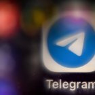 El logotipo del servicio de mensajería y llamadas móviles Telegram en la pantalla de un smartphone.